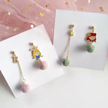 Q版愛麗絲毛球×不對稱吊墜耳環.avif