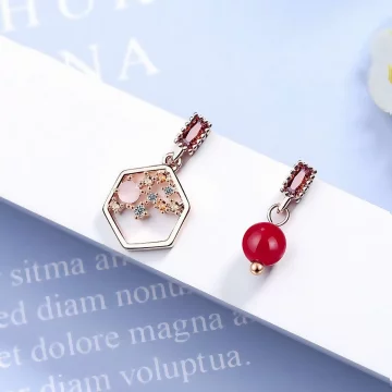 復古六角相思紅豆×不對稱吊墜耳環.avif