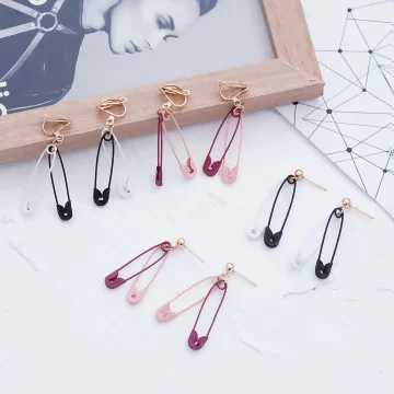 撞色別針×吊墜耳針×共二色.avif