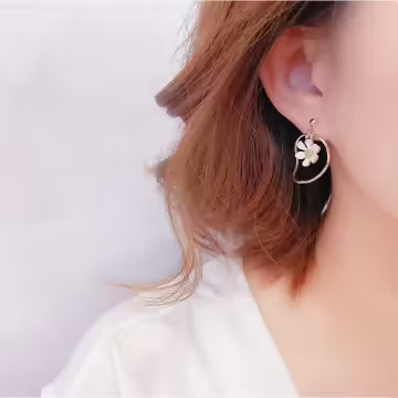 弧型圓環小白花×不對稱吊墜耳環