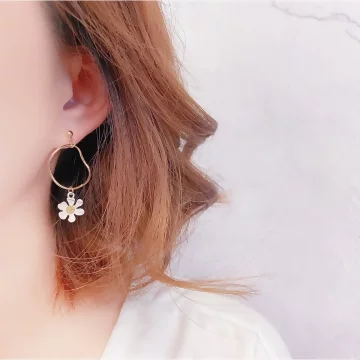 弧型圓環小白花×不對稱吊墜耳環.avif