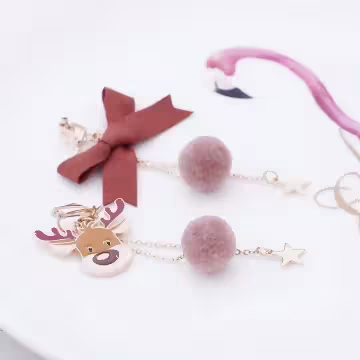 麋鹿蝴蝶結毛球×不對稱三角耳夾