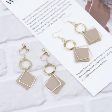 奶茶菱形金屬圓環×吊墜耳勾.avif