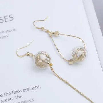 金屬鏤空玻璃球×不對稱吊墜耳勾.avif