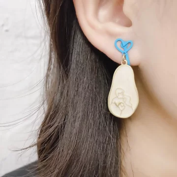 我的戀人撞色愛心×不對稱吊墜耳環.avif