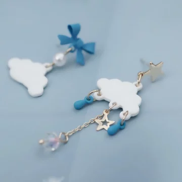 白雲藍雨蝴蝶結×不對稱吊墜耳環.avif