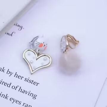 小白貓愛心鑲珍珠毛球×不對稱三角耳夾