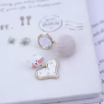 小白貓愛心鑲珍珠毛球×不對稱三角耳夾