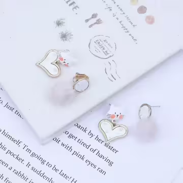 小白貓愛心鑲珍珠毛球×不對稱三角耳夾