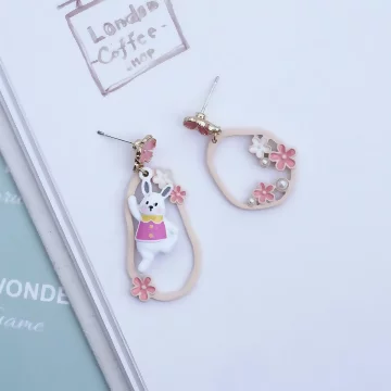 花朵跳躍小兔×不對稱吊墜耳環.avif