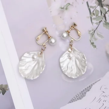 純白簡約珍珠貝殼×螺旋耳夾.avif