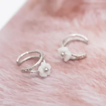 小白花×U型耳骨夾.avif