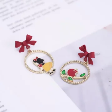 在逃的白雪公主×不對稱吊墜耳環.avif
