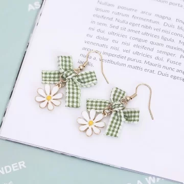 綠格蝴蝶結小雛菊×吊墜耳勾.avif
