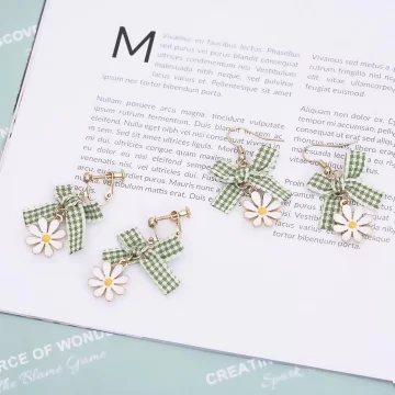 綠格蝴蝶結小雛菊×吊墜耳勾.avif