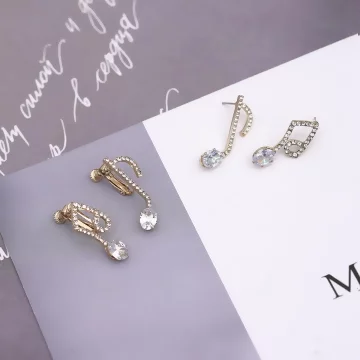 音符滿鑽×不對稱吊墜耳環.avif