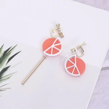 鏤空橘子水果糖果×不對稱螺旋耳夾.avif