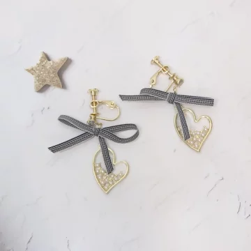 絲帶蝴蝶結愛心小珍珠×螺旋耳夾×共二色.avif