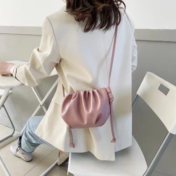 皺摺雲朵小包×皮革細繩斜背包×嫩粉.avif