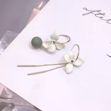 法式夏日白花×不對稱吊墜耳環.avif