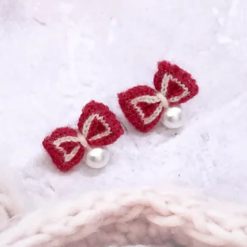毛線紅蝴蝶結珍珠×吊墜耳環.avif