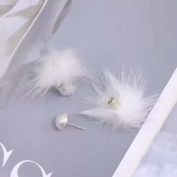 小白毛球珍珠×後掛式耳環.avif
