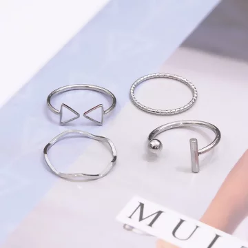 銀色幾何三角形×四套件戒指組.avif