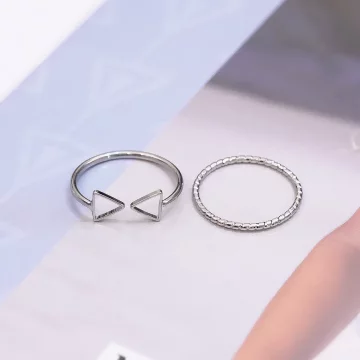 銀色幾何三角形×四套件戒指組.avif