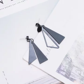 霧霾藍黑木頭三角×不對稱吊墜耳環.avif