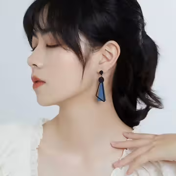 霧霾藍黑木頭三角×不對稱三角耳夾