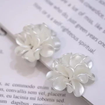 白色大花瓣×三角耳夾.avif