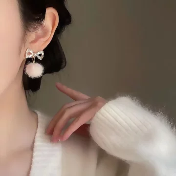 晶鑽蝴蝶結白毛球×蚊香盤U型耳夾.avif