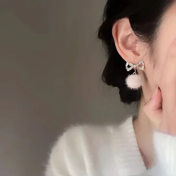晶鑽蝴蝶結白毛球×蚊香盤U型耳夾.avif