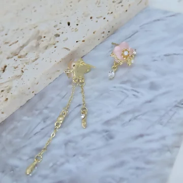 粉櫻落下×不對稱吊墜耳環.avif