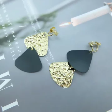 黑金水波紋×不對稱三角耳夾.avif