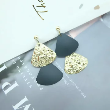 黑金水波紋×不對稱三角耳夾.avif