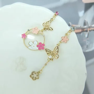 粉櫻追蝶×不對稱吊墜耳環.avif