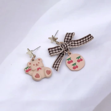 小熊愛吃櫻桃×不對稱吊墜耳環 .avif