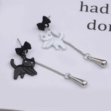 黑白雙貓×不對稱吊墜耳環 .avif