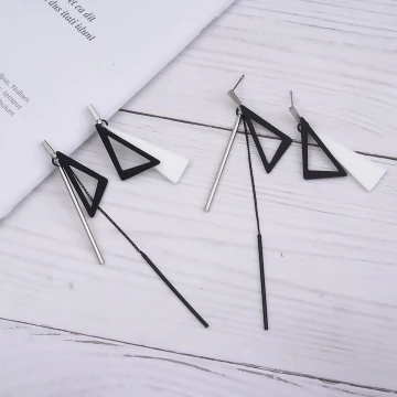 超長三角型不規則長桿×不對稱蚊香盤U型耳夾.avif