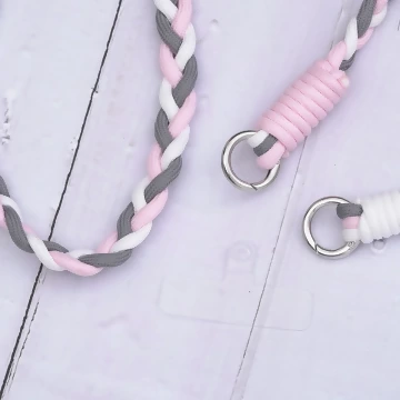 撞色麻花辮×手機斜背雙勾掛繩×灰粉.avif