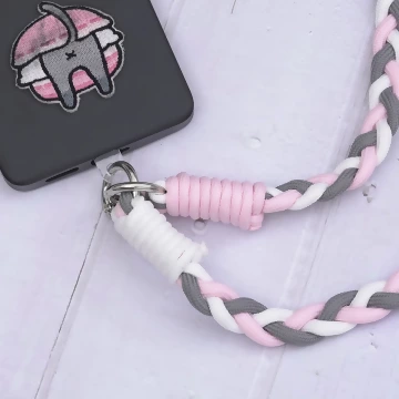撞色麻花辮×手機斜背雙勾掛繩×灰粉.avif