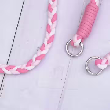 撞色麻花辮×手機斜背雙勾掛繩×白粉