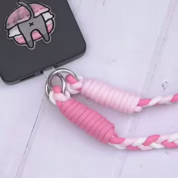 撞色麻花辮×手機斜背雙勾掛繩×白粉