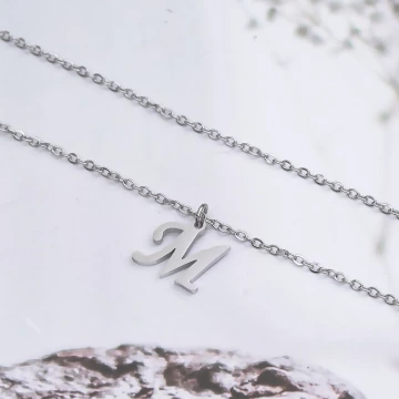 316鋼飾×經典M字母×鎖骨項鍊×銀色.avif