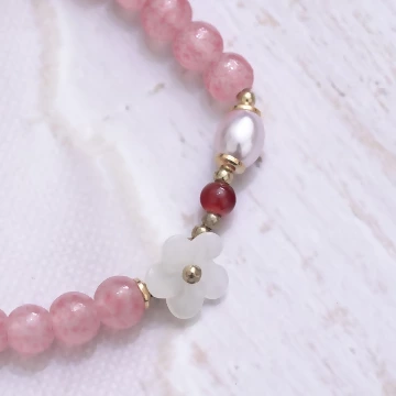 小白花草莓晶琉璃×固定式串珠手鍊.avif