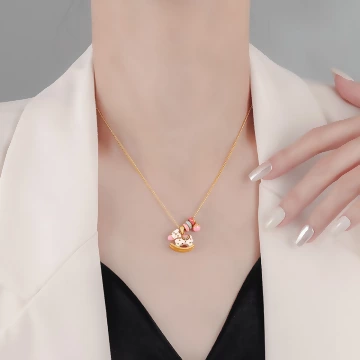 童趣彩色木馬×鎖骨項鍊.avif