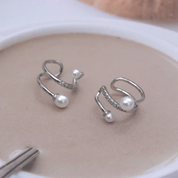 多層線條珍珠×U型耳骨夾.avif