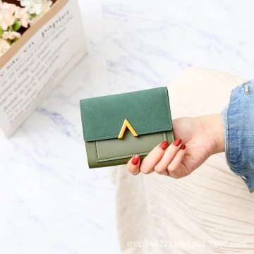 金屬V字磨砂麂皮×三折短皮夾×綠色.avif