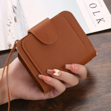 簡約皮革×翻頁三層短皮夾×棕咖.avif
